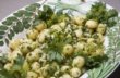 Små nye dampede kartofler med citron-lime marinade og friske krydderurter