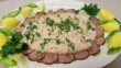 Vitello tonnato" kold mør oksefilet af Hereford med tuncreme, kapers og bredbladet persille